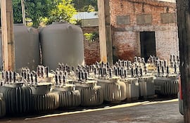 Transformadores encontrados en supuesto depósito clandestino.