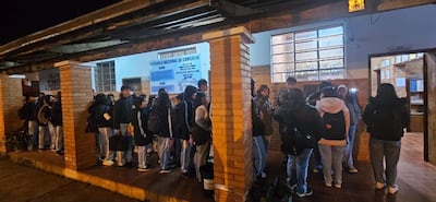 Estudiantes forman una larga fila para marcar su entrada al colegio en Caazapá.