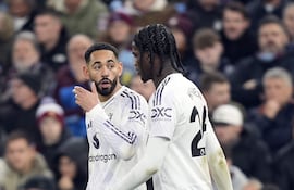 Matheus Cunha (10) y Ayden Heaven, jugadores del Manchester United, equipo que el viernes enfrenta al Newcastle, en el tradicional Boxing Day.
