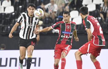 Lorenzo Melgarejo (i), futbolista de Libertad, domina el balón en un partido frente a Atlético Tembetary por la fecha 17 del torneo Apertura 2025 del fútbol paraguayo en el estadio La Huerta, en Asunción, Paraguay.