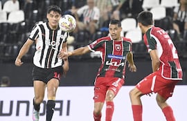 Lorenzo Melgarejo (i), futbolista de Libertad, domina el balón en un partido frente a Atlético Tembetary por la fecha 17 del torneo Apertura 2025 del fútbol paraguayo en el estadio La Huerta, en Asunción, Paraguay.