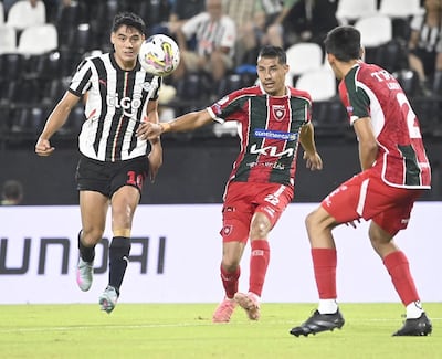 Lorenzo Melgarejo (i), futbolista de Libertad, domina el balón en un partido frente a Atlético Tembetary por la fecha 17 del torneo Apertura 2025 del fútbol paraguayo en el estadio La Huerta, en Asunción, Paraguay.