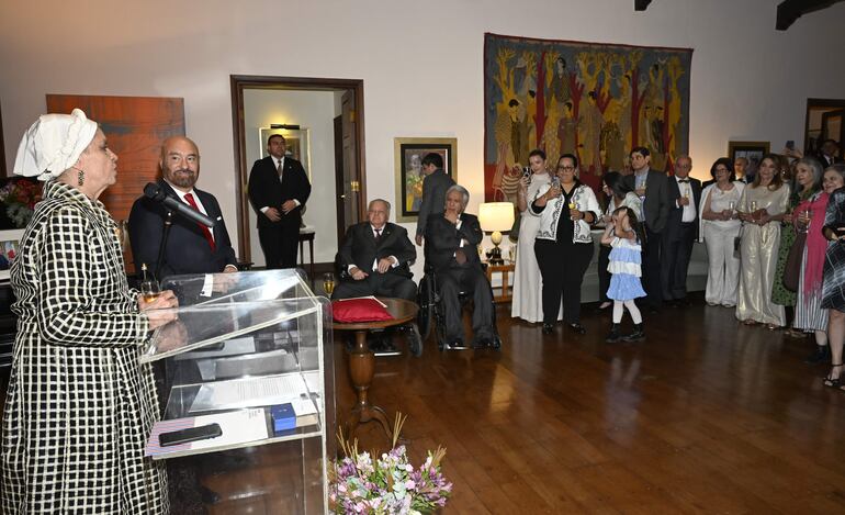 La condecoración fue realizada en la residencia de Francia “Villa Guaraní“, con la participación de personalidades del ámbito político, cultural y social.