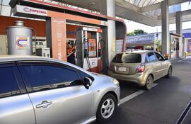 Los emblemas privados bajaron el precio de las naftas, pero todavía del diésel.