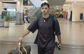 Óscar Romero en el Aeropuerto Internacional Silvio Pettirossi antes del viaje a Argentina para fichar por Huracán.