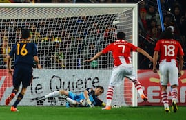 El portero español, Iker Casillas contiene la ejecución penal de Óscar "Tacuara" Cardozo, en el duelo por los cuartos de final de la Copa del Mundo Sudáfrica 2010.
