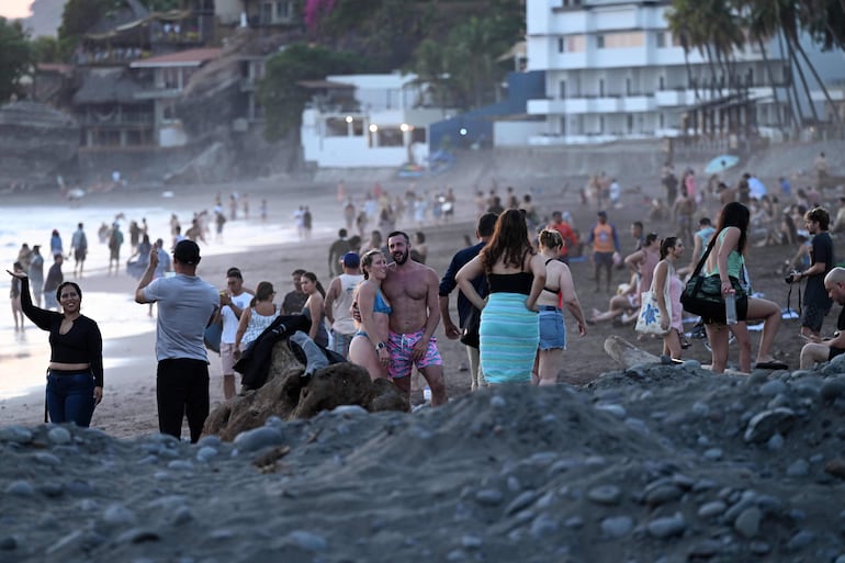 Los turistas disfrutan de la playa El Tunco, en La Libertad, El Salvador, el 13 de febrero de 2026.