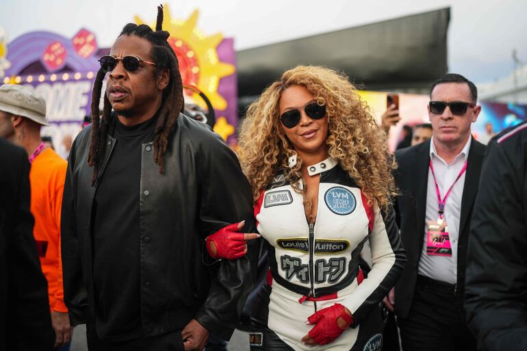 Jay-Z y Beyonce arribando al Paddock de la F1 Grand Prix of Las Vegas. (Alex Bierens de Haan/Getty Images/AFP)
