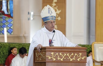 Monseñor Ricardo Valenzuela exhortó a los fieles a vivir la entrega y la caridad pastoral durante la Misa Crismal.