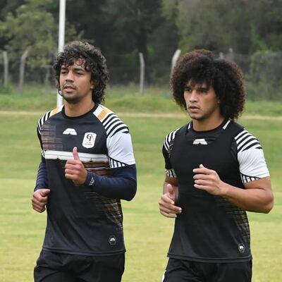 Édgar Benítez Franco (izq.) y Alfredo Amarilla, futbolistas de Tacuary.