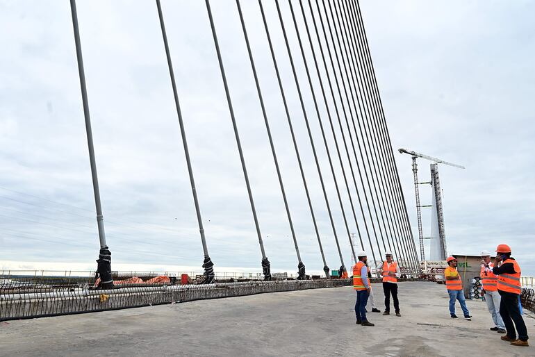 El puente a Chaco’i tiene un atirantado central, en vez de uno doble.
