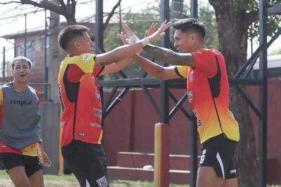 Antonio Samaniego (derecha), figura goleadora de Deportivo Santaní, festeja tras registrar uno de sus tantos.