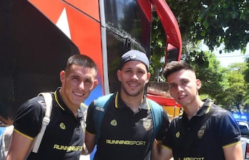 Brahian Vidal Ferreira, Facundo Echeguren y Thiago Vidal Obregón, futbolistas de Recoleta FC.