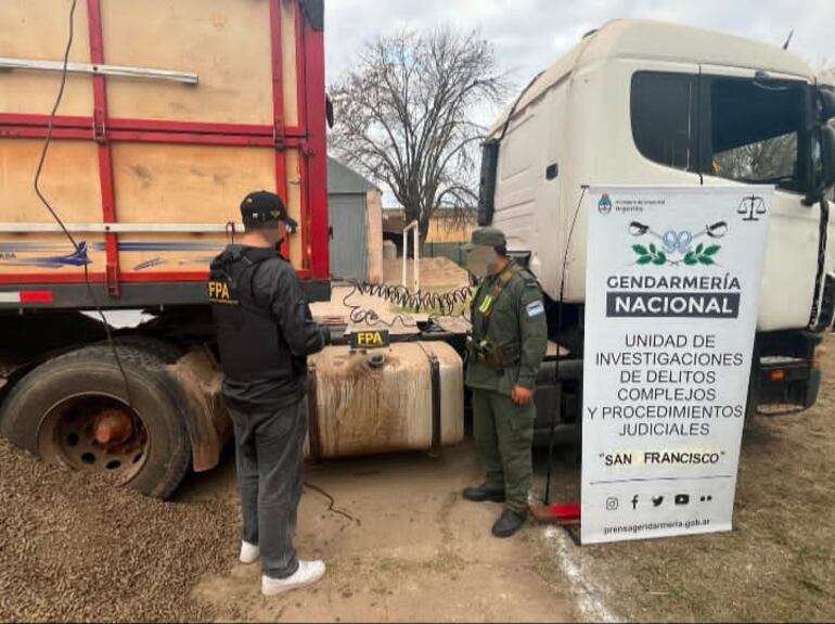 Agentes de la Gendarmerías verifican el depósito utiliado para ocultar la valiosa carga ilegal.