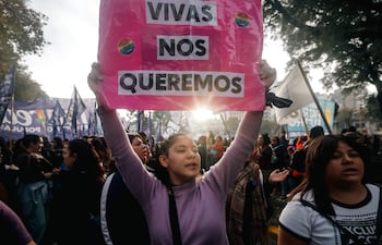 Imagen de archivo: personas participan en una movilización convocada por el movimiento feminista Ni Una Menos, para conmemorar su undécimo aniversario y protestar.
