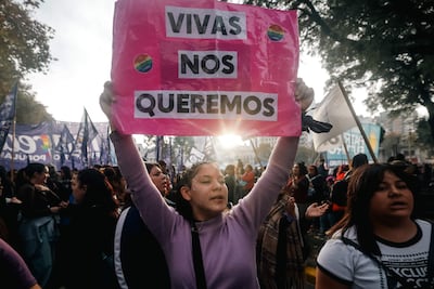 Imagen de archivo: personas participan en una movilización convocada por el movimiento feminista Ni Una Menos, para conmemorar su undécimo aniversario y protestar.