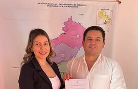 El director de la Duodécima Región Sanitaria, Arnaldo Espínola, entrega el contrato de prestación de servicios a la doctora Norma Valenzuela Marecos quien brindará atención médica oftalmológica en el Hospital Regional de Pilar.