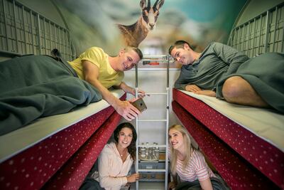 No sobra el espacio entre las literas del coche cama de ÖBB, pero el viaje compartido crea un buen clima entre los pasajeros.