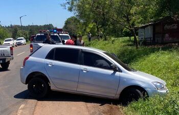 Tras persecución recuperan auto denunciado como hurtado, pero conductor huyó de la Policía