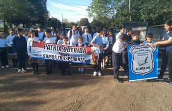 Comunidad educativa y pobladores de la colonia Alemán Cue piden al MOPC la colocación de lomadas en el acceso a la institución educativa sobre la ruta PY03