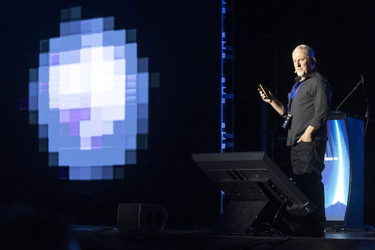Alan Stern, líder de las misiones 'New Horizons' que exploran Plutón y el cinturón de Kuiper, durante la conferencia que ofreció este lunes en el festival Starmus VIII.