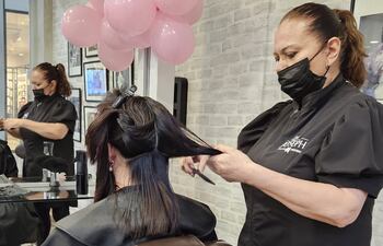 Los estilistas de Joshep realizaron los cortes de pelo, de manera gratuita.
