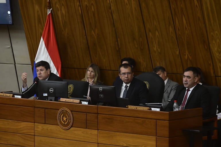 Francisco Javier Giménez, ministro de Industria y Comercio, durante su participación ayer en la audiencia de la comisión bicameral.