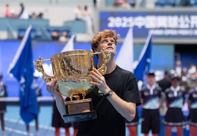 El tenista Jannik Sinner es bicampeón el Pekín. 