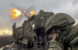 Imagen cedida por el Ministerio de Defensa de Rusia en la que observa a un soldado disparar desde un camión de fuego.