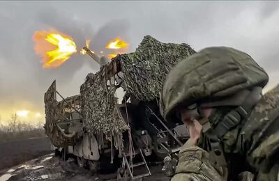 Imagen cedida por el Ministerio de Defensa de Rusia en la que observa a un soldado disparar desde un camión de fuego. 
