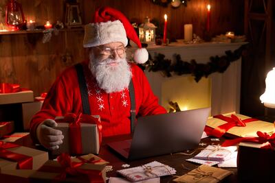 Imagen ilustrativa: un Papá Noel con una computadora.