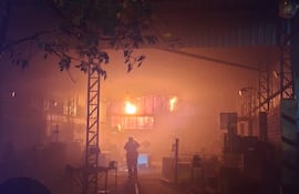 Bomberos controlan incendio que afectó una tornería en Limpio.