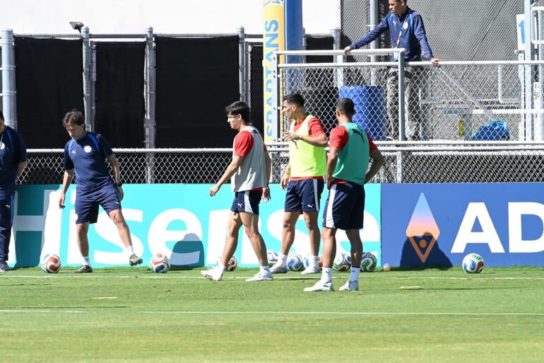 Damián Bobadilla entrenando con los que no vieron acción el viernes frente a Estados Unidos.