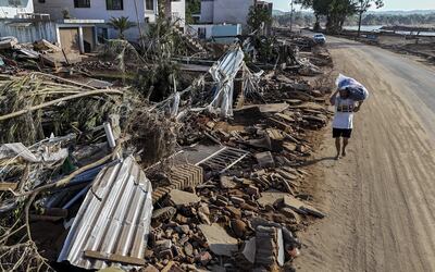 Un hombre camina por una calle en medio de los escombros tras el desbordamiento del río Taquari en Cruzeiro do Sul, estado de Rio Grande do Sul (Brasil).