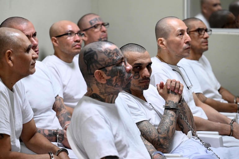 Imagen difundida por el Gobierno salvadoreño en la que se observa a presuntos miembros de la pandilla Mara Salvatrucha (MS-13) durante el juicio masivo.