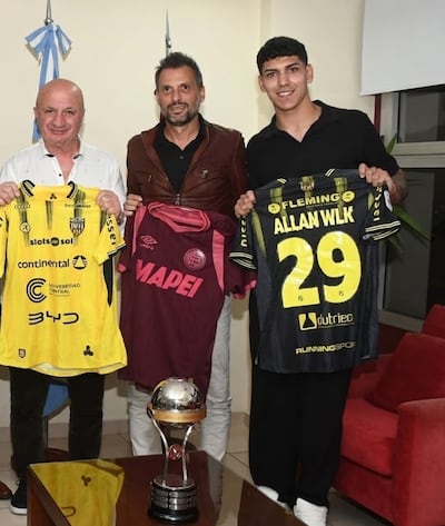 Nicolás Russo (izquierda), Luis Antonio Vidal y Allan Wlk Duré, durante el traspaso del futbolista paraguayo a Lanús.