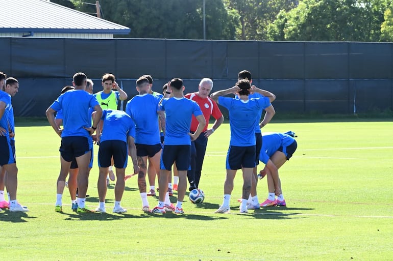 La selección paraguaya se entrena pensando en Australia.