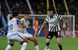 Álvaro Campuzano (d), futbolista de Libertad, disputa el balón en un partido frente a Rosario Central por la fecha 2 del Grupo H de la Copa Libertadores 2026 en el estadio La Huerta, en Asunción, Paraguay.