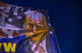 Una bandera con el rostro de Donald Trump, que asumirá un segundo mandato en enero próximo.