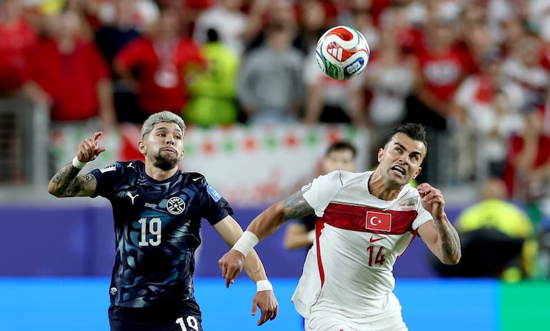 Abdülkerim Bardakcı (D) de Turquía en acción contra Julio Enciso de Paraguay durante el partido de la fase de grupos de la Copa Mundial de la FIFA 2026 entre Turquía y Paraguay, en San Francisco, EE. UU.