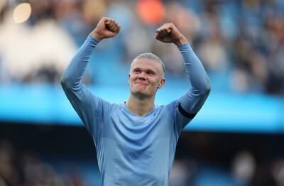 Erling Haaland anotó un doblete para el triunfo del Manchester City sobre el Manchester United.