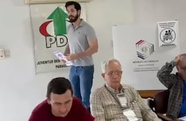 Rodrigo Franco (PDC), intendentable de Asunción, durante la votación en la agrupación.