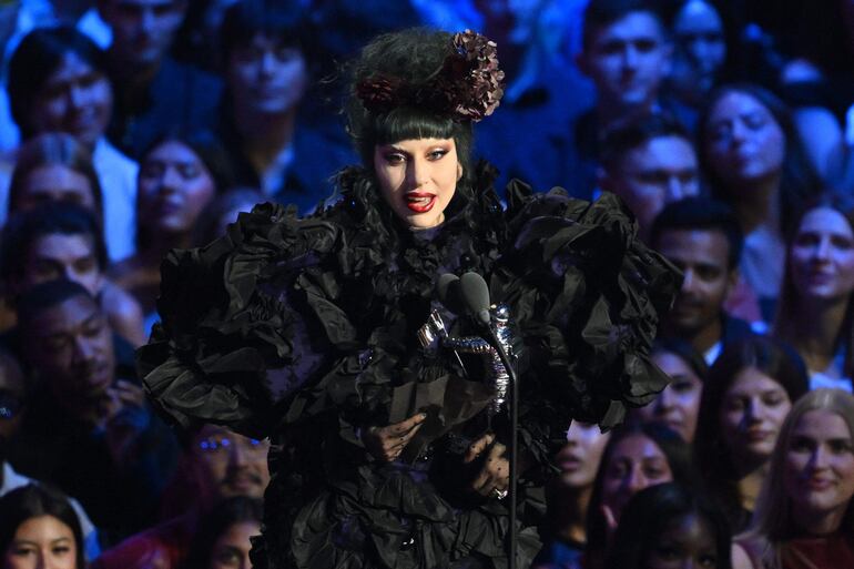 La cantautora estadounidense Lady Gaga recibe el premio a la Artista del Año en el escenario durante los MTV Video Music Awards en el UBS Arena en Elmont, Nueva York, el 7 de septiembre de 2025.