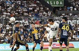 El paraguayo Adrián Alcaraz, futbolista de Olimpia, cabecea el balón en un partido frente a Sportivo Trinidense por la tercera fecha del torneo Apertura 2026 de la Primera División de Paraguay en el estadio Defensores del Chaco, en Asunción, Paraguay.