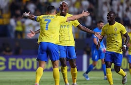 El astro portugués, Cristiano Ronaldo (7), celebra una anotación con el brasileño Anderson Talisca, mientras se acerca el senegalés, Sadio Mané.