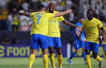 El astro portugués, Cristiano Ronaldo (7), celebra una anotación con el brasileño Anderson Talisca, mientras se acerca el senegalés, Sadio Mané.