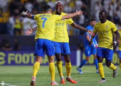 El astro portugués, Cristiano Ronaldo (7), celebra una anotación con el brasileño Anderson Talisca, mientras se acerca el senegalés, Sadio Mané.