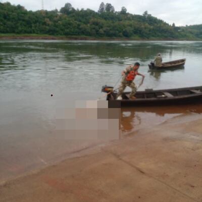 El cuerpo sin vida fue trasladado hasta la orilla para el procedimiento de rigor.