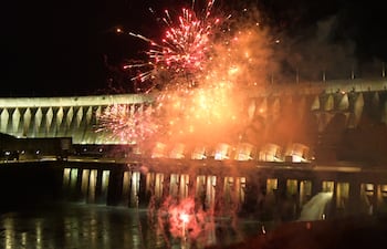 Itaipú reportó masiva concurrencia en última edición de la Iluminación Monumental, que será modernizada.