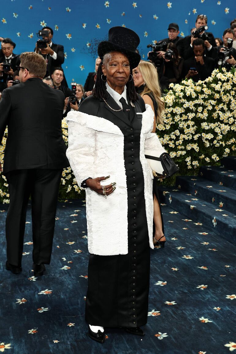 La famosa actriz Whoopi Goldberg optó por el blanco y negro para su look de la Met Gala 2025. (Jamie McCarthy/Getty Images/AFP)